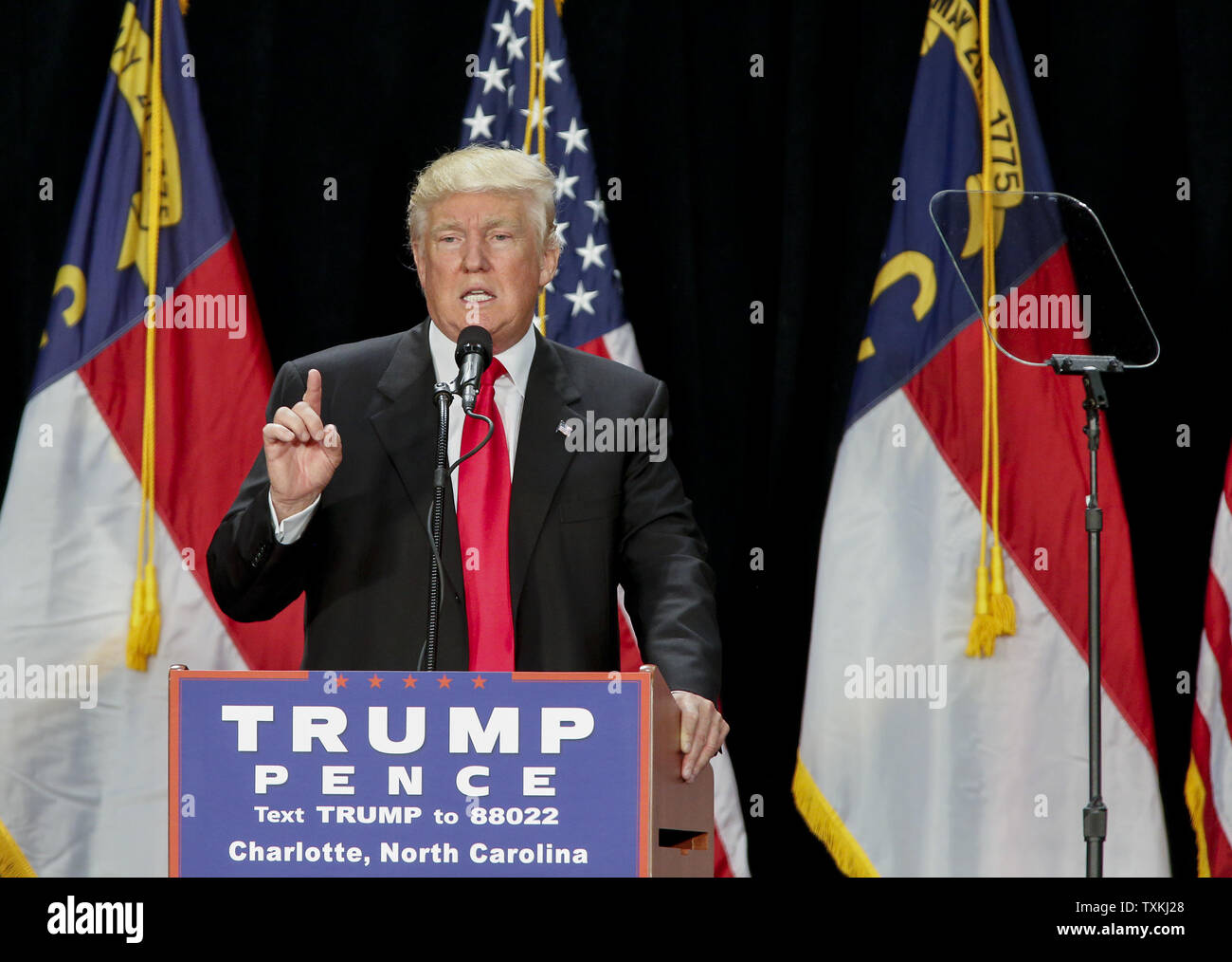 Der republikanische Präsidentschaftskandidat Donald Trump Gesten während einer Wahlkampfveranstaltung in Charlotte, North Carolina am 18. August 2016. Foto von Nell Redmond/UPI Stockfoto