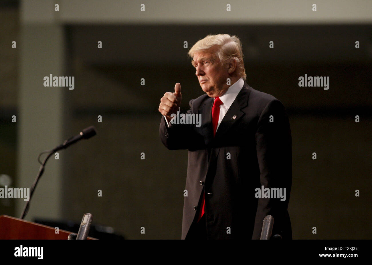 Der republikanische Präsidentschaftskandidat Donald Trump gibt einen Daumen nach oben, als er die Bühne bei einer Wahlkampfveranstaltung in Charlotte, North Carolina am 18. August 2016 verlässt. Foto von Nell Redmond/UPI Stockfoto