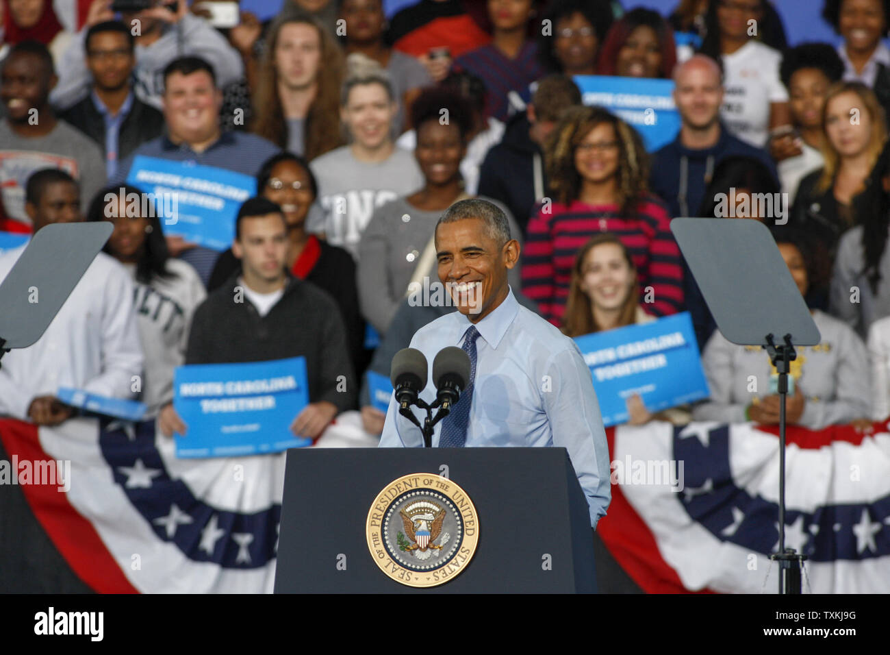 Präsident Barack Obama Kampagnen für den demokratischen Präsidentschaftskandidaten Hillary Clinton in Greensboro, North Carolina, am 11. Oktober 2016. Foto von Nell Redmond/UPI. Stockfoto