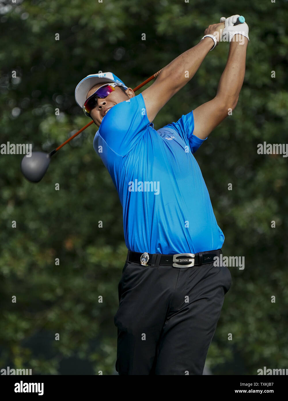 Hideki Matsuyama, Japan, schlägt seine T-Stück Schuß aus dem 16 T-Stück Kasten in der ersten Runde der PGA Championship 2017 an der Wachtel-Höhle Club in Charlotte, North Carolina am 10. August 2017. Foto von Nell Redmond/UPI Stockfoto