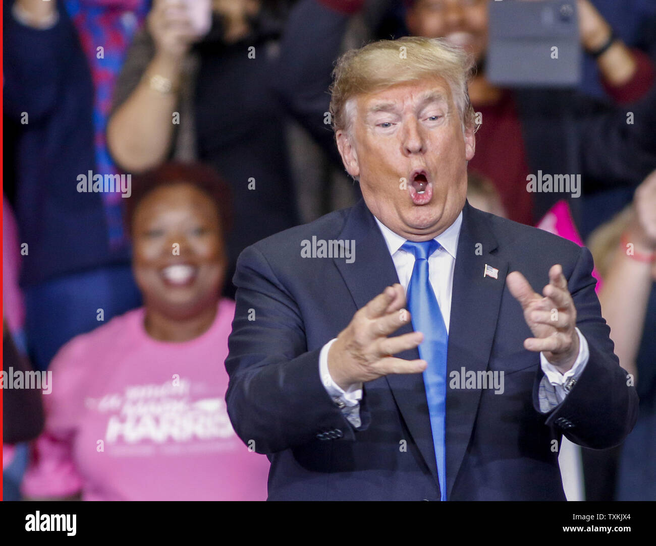 Präsident Donald Trump reagiert, als er auf der Bühne an einem Machen Amerika wieder einmal Super Rally in Charlotte, North Carolina am 26. Oktober 2018 zu sprechen. Foto von Nell Redmond/UPI. Stockfoto