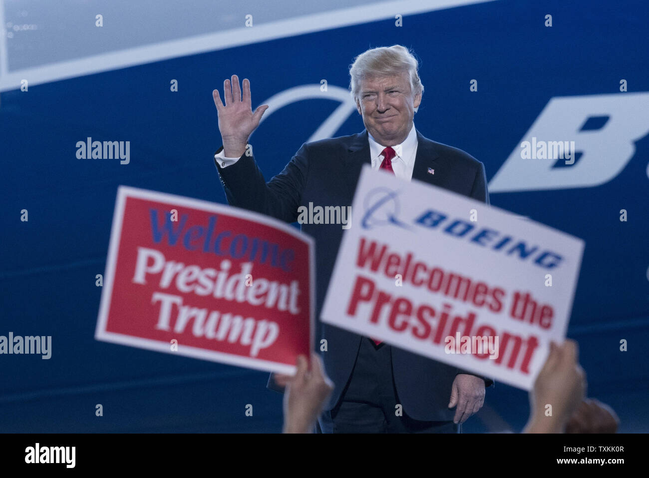 Präsident Donald Trump Wellen während seiner Ansprache an die Mitarbeiter des Debüt der neuen Boeing 787-10 Dreamliner Flugzeugen Boeing Fabrik in North Charleston, SC am 17. Februar 2016. Der Besuch findet zwei Tage nach dem Arbeiter an der South Carolina Pflanze gestimmt, gewerkschaftliche Vertretung abzulehnen, in einem Staat, wo Trumpf gewann handlich. Foto von Richard Ellis/UPI Stockfoto