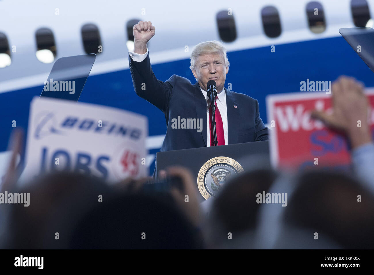Präsident Donald Trump hält seine Faust zum Abschluss seiner Ansprache an die Mitarbeiter des Debüt der neuen Boeing 787-10 Dreamliner Flugzeugen Boeing Fabrik in North Charleston, SC am 17. Februar 2016. Der Besuch findet zwei Tage nach dem Arbeiter an der South Carolina Pflanze gestimmt, gewerkschaftliche Vertretung abzulehnen, in einem Staat, wo Trumpf gewann handlich. Foto von Richard Ellis/UPI Stockfoto