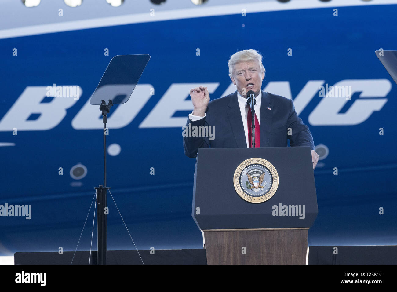 Präsident Donald Trump Adressen Mitarbeiter an das Debüt der neuen Boeing 787-10 Dreamliner Flugzeugen Boeing Fabrik in North Charleston, SC am 17. Februar 2016. Der Besuch findet zwei Tage nach dem Arbeiter an der South Carolina Pflanze gestimmt, gewerkschaftliche Vertretung abzulehnen, in einem Staat, wo Trumpf gewann handlich. Foto von Richard Ellis/UPI Stockfoto