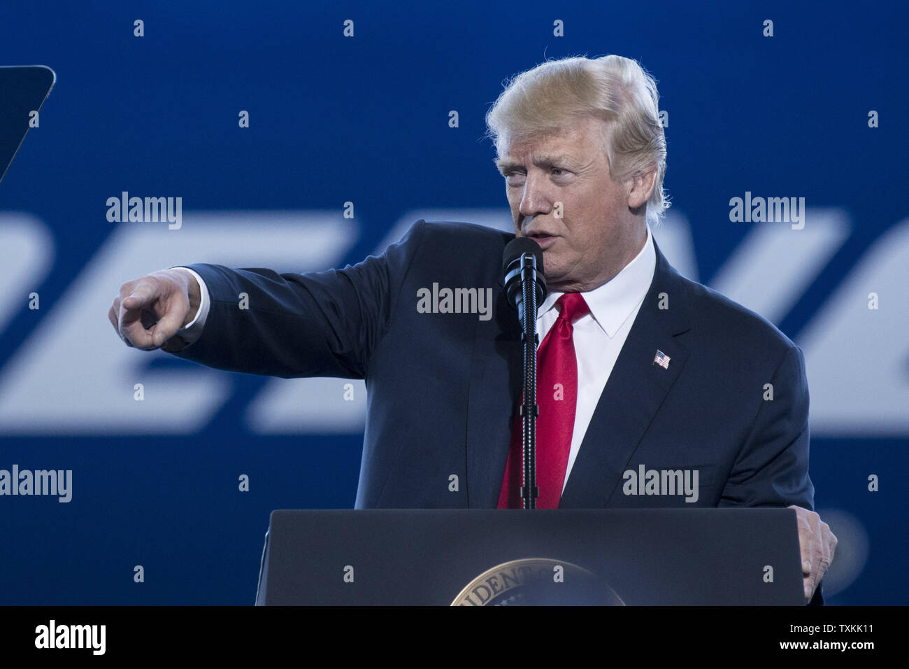 Präsident Donald Trump Adressen Mitarbeiter an das Debüt der neuen Boeing 787-10 Dreamliner Flugzeugen Boeing Fabrik in North Charleston, SC am 17. Februar 2016. Der Besuch findet zwei Tage nach dem Arbeiter an der South Carolina Pflanze gestimmt, gewerkschaftliche Vertretung abzulehnen, in einem Staat, wo Trumpf gewann handlich. Foto von Richard Ellis/UPI Stockfoto