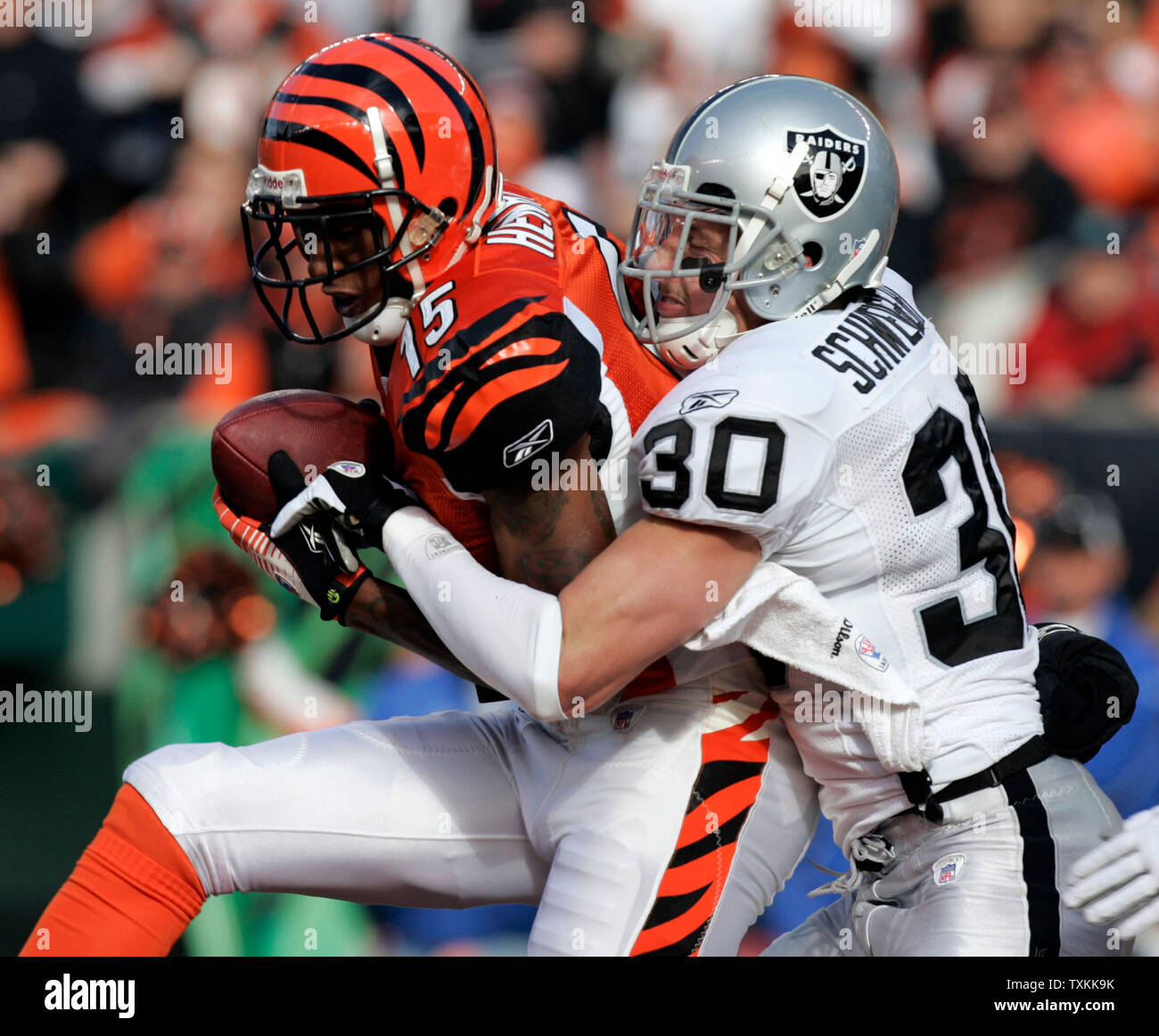 Cincinnati Bengals wide receiver Chris Henry (15) fängt einen Touchdown pass Vor Oakland Raiders Sicherheit Stuart Schweigert (30) Paul Brown Stadium in Cincinnati am 10. Dezember 2006. (UPI Foto/Markierung Cowan) Stockfoto