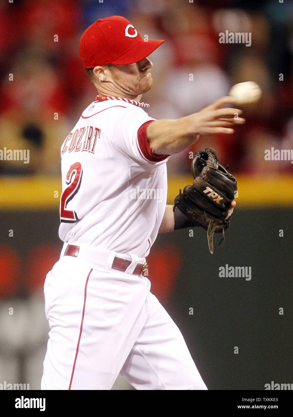 Cincinnati Reds shortstop Zack Cozart (2) wirft aus San Francisco Giants catcher Buster Posey 28 Im siebten Inning von Spiel 3 ihrer NL gg Endspiele an Great American Ball Park in Cincinnati, OH, die am 9. Oktober 2012. UPI/Mark Cowan Stockfoto