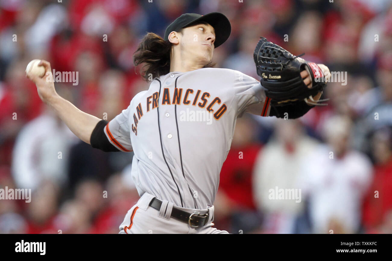 San Francisco Giants Entlastung Krug Tim Lincecum wirft gegen die Cincinnati Reds im fünften Inning von Spiel vier ihrer NL gg Endspiele an Great American Ball Park in Cincinnati, Ohio, am 10. Oktober 2012. Die Riesen besiegt die Reds 8-3 erzwingen Spiel 5. UPI/Mark Cowan Stockfoto