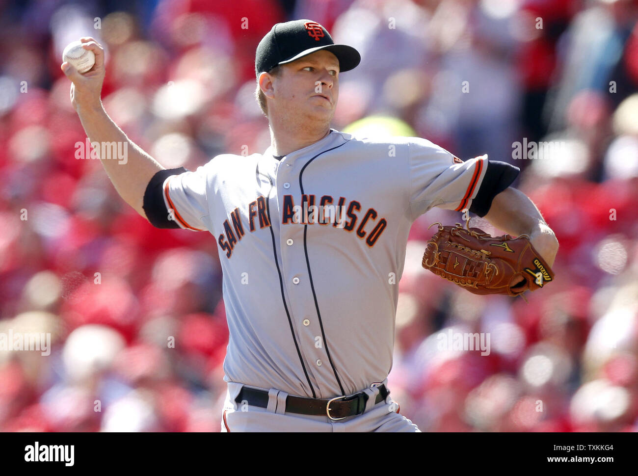 San Francisco Giants Krug Matt Cain wirft gegen die Cincinnati Reds im ersten Inning von Spiel 5 der NL gg Endspiele an Great American Ball Park in Cincinnati, OH, am 11. Oktober 2012. UPI/Mark Cowan Stockfoto