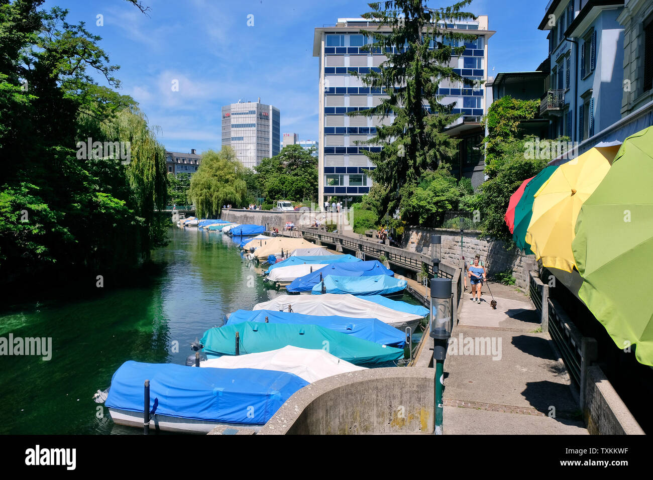 Schanzengraben Promenade mit überdachte Boote und bunten Sonnenschirmen an Cafe Bar Le Raymond Bar, Zürich. Stockfoto