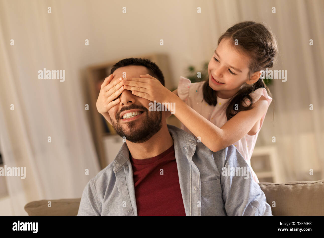 Gerne Vater und Tochter zu Hause spielen Stockfoto