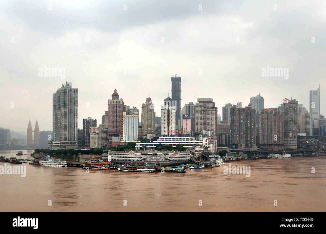 Sowohl die alten als auch die neuen Wohn- und Gewerbegebieten für die Raumfahrt in Chongqing August 27, 2010 konkurrieren. Chongqing Gemeinde, einer von nur vier in China, mit einer Bevölkerung von derzeit 32 Millionen hat die am schnellsten wachsenden städtischen Zentrum auf der Erde. UPI/Stephen Rasierer Stockfoto