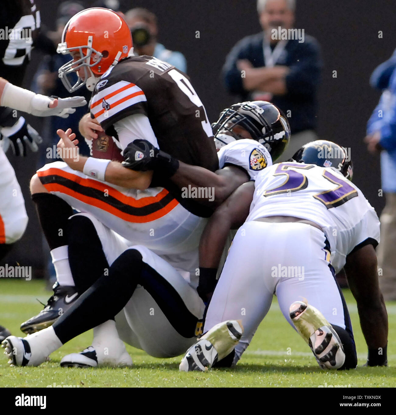 Cleveland Brown QB Charlie Frye erhält sacked durch Baltimore Ravens LB Terrell Suggs, 55, und LB Bart Scott, 57, an der Cleveland Browns Stadium in Cleveland, Ohio am 24. September 2006. (UPI Foto/Stephanie Krell) Stockfoto