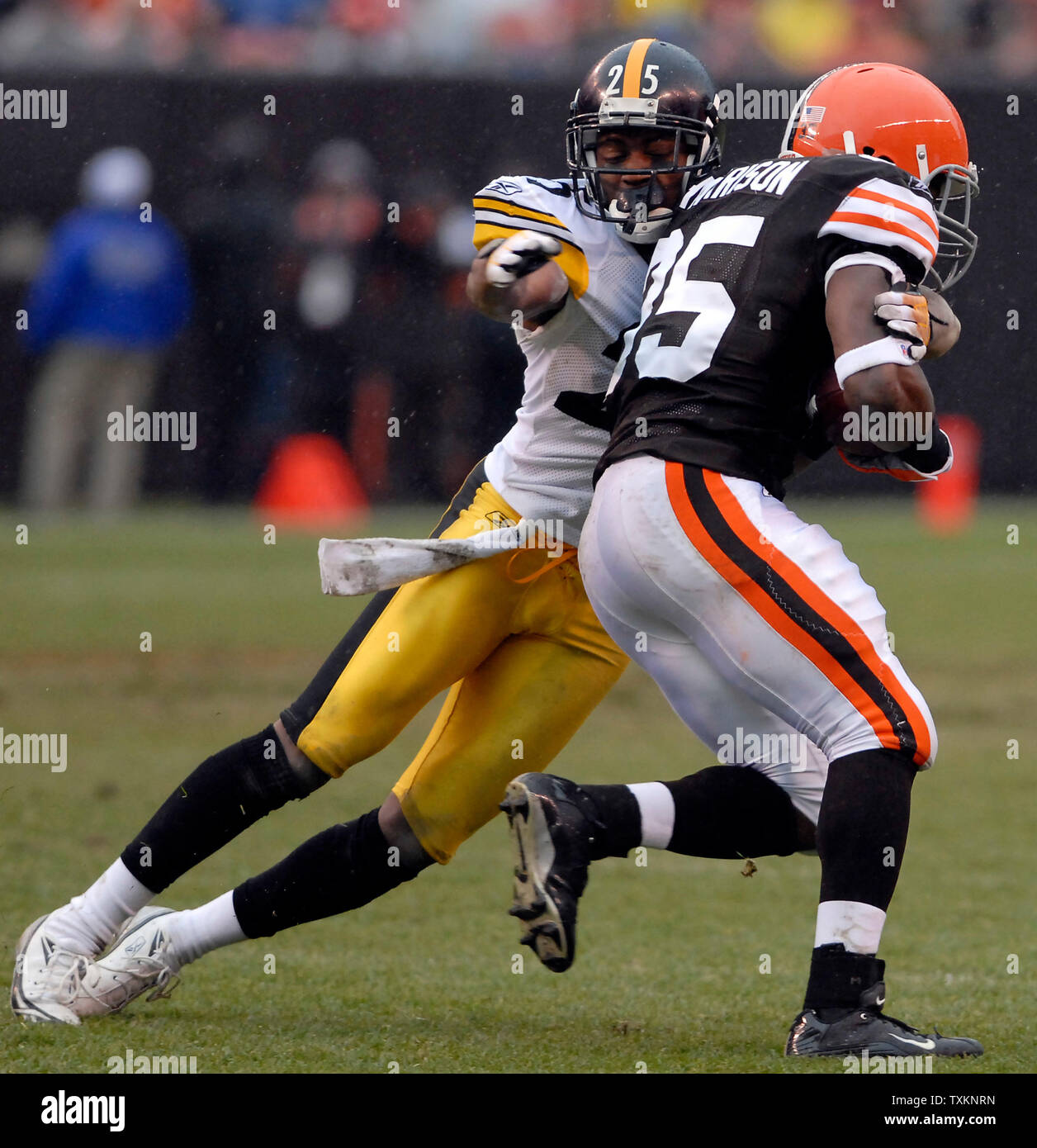 Cleveland Brown zurück Jerome Harrison (35) von Pittsburgh Steeler Sicherheit Ryan Clark (25) an der 21 Yard Linie angegangen wird, während das 2. Quartal an der Cleveland Browns Stadium in Cleveland, Ohio am 19. November 2006. (UPI Foto/Stephanie Krell) Stockfoto