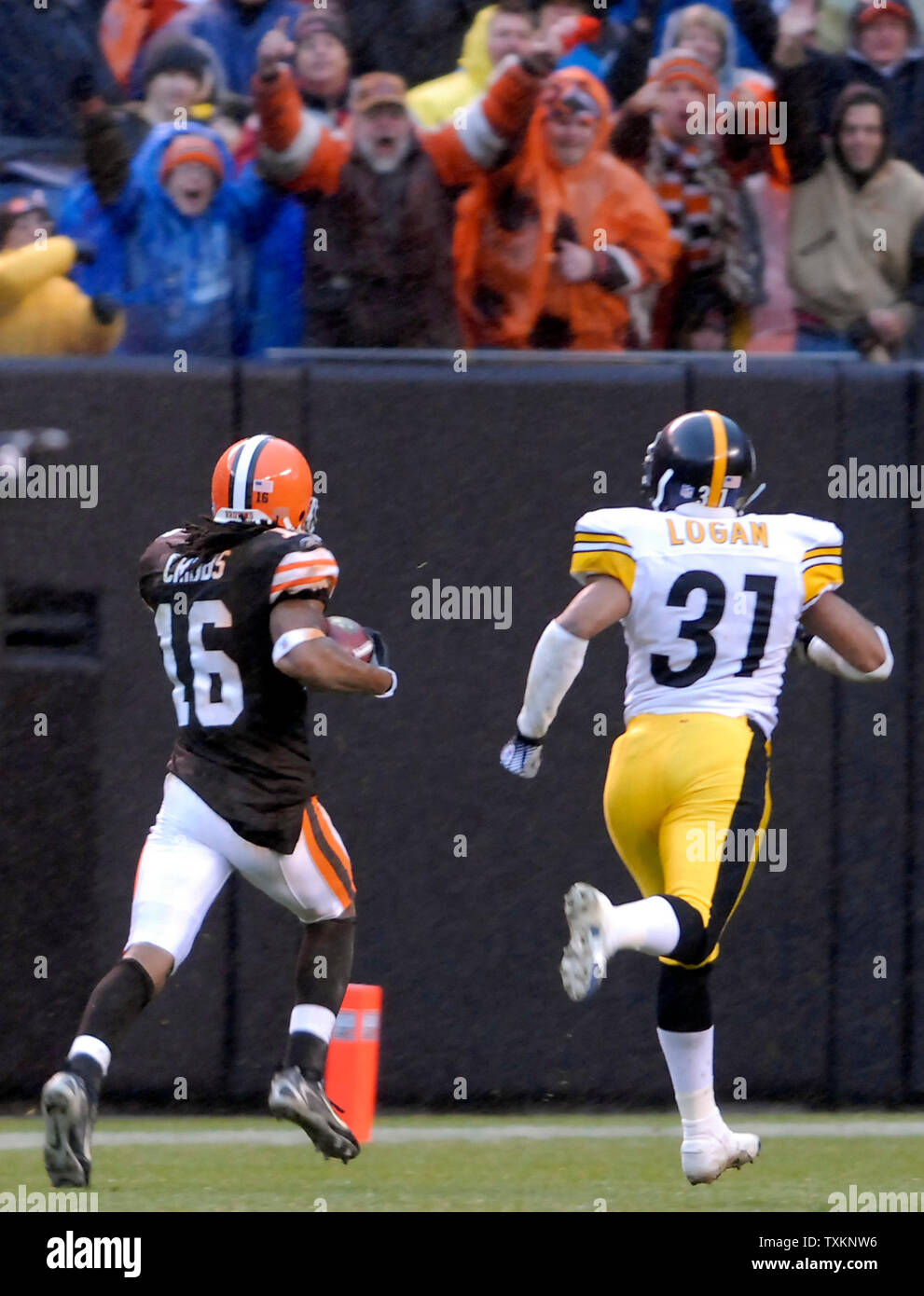 Cleveland Brown wide receiver Joshua Cribbs, 16, fängt eine Rückkehr und läuft den Ball 92 Yards für einen Touchdown für das Braun gegen die Pittsburgh Steelers an der Cleveland Browns Stadium in Cleveland, Ohio am 19. November 2006. (UPI Foto/Stephanie Krell) Stockfoto