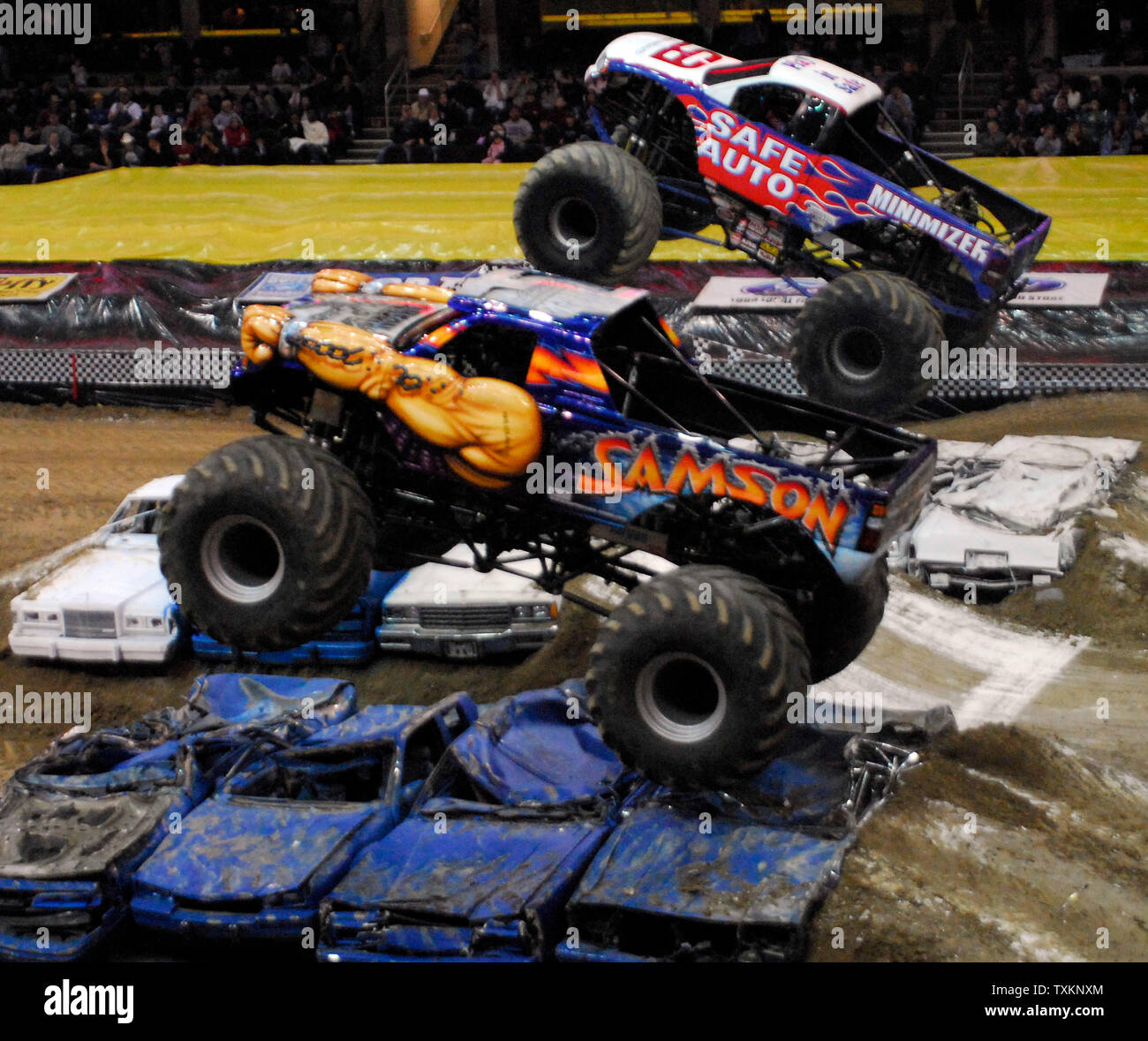 Monster Trucks Samson, angetrieben von Dan Patrick und Minimizer, angetrieben von Marc McDonald, Gegeneinander während der Rennen teil der Veranstaltung in der Monster Truck Jam in der Quicken Loans Arena in Cleveland am 16. Februar 2007. Grave Digger, angetrieben von Rod Schmidt, gewann den ersten Platz für alle Veranstaltungen. (UPI Foto/Stephanie Krell) Stockfoto