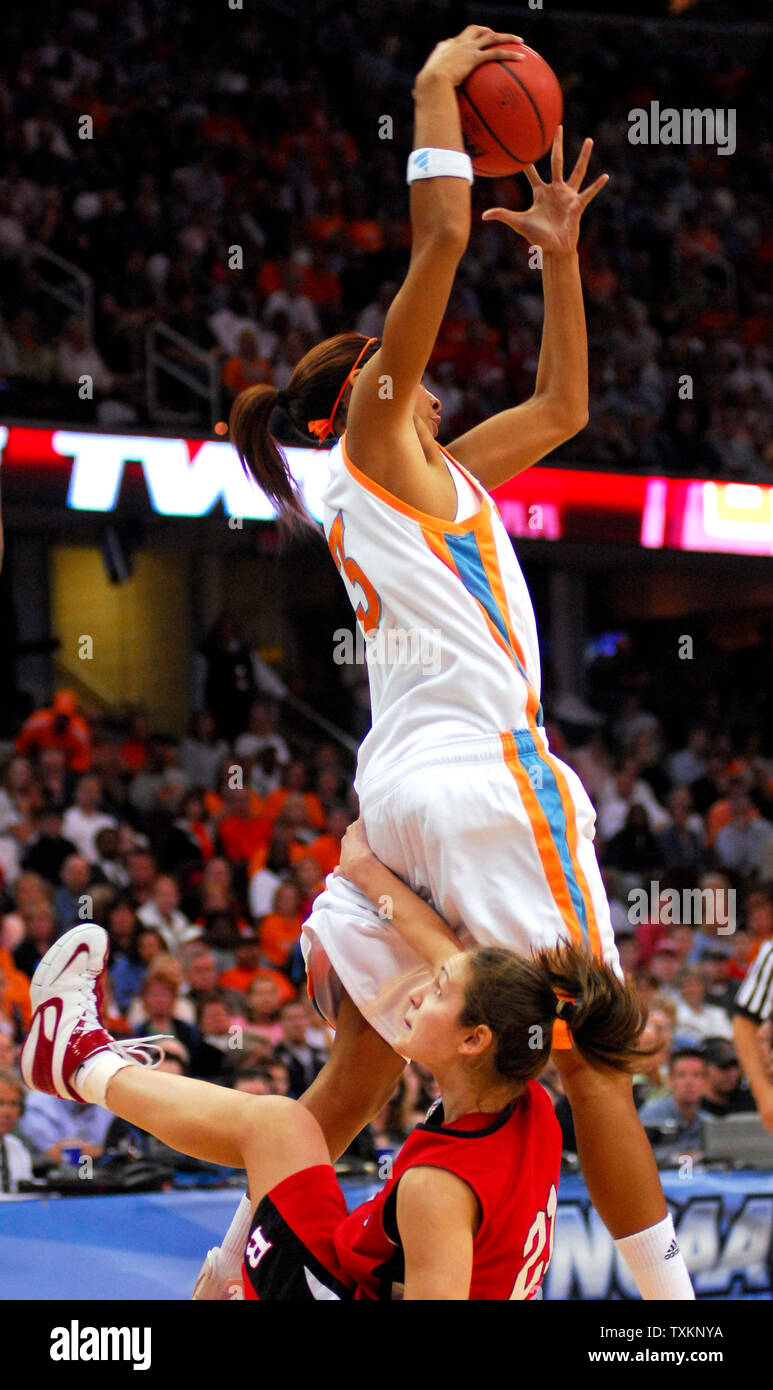 Rutgers Scarlet Knights Heather Zürich (21) ist nach dem Versuch, einen Schuss von Tennessee Dame Vols Candace Parker (3) NCAA Final Four-Meisterschaft der Frauen in der Quicken Loans Arena in Cleveland, Ohio am 3. April 2007 klopfte. (UPI Foto/Stephanie Krell) Stockfoto