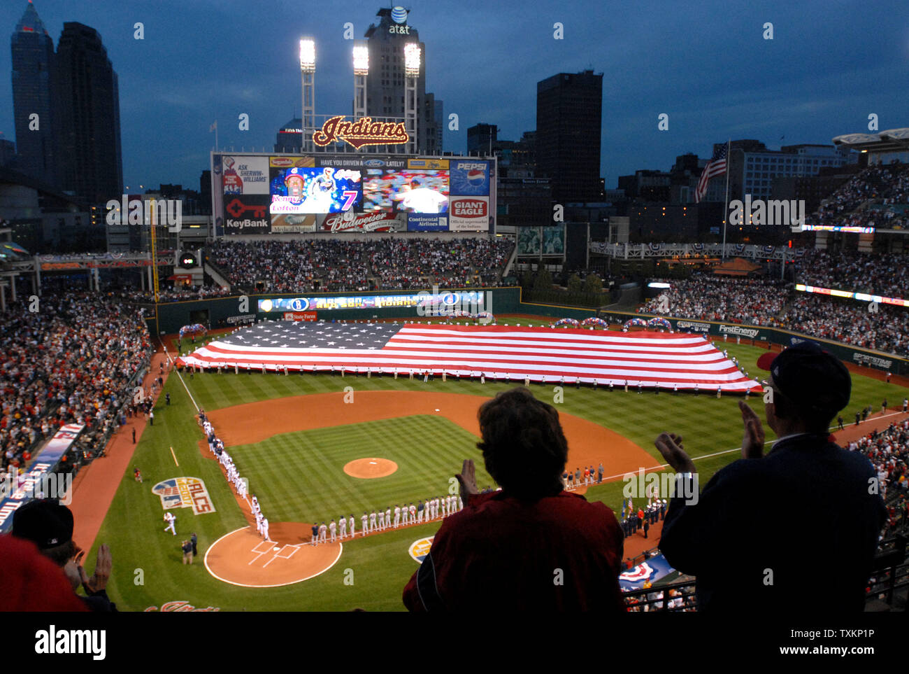 Fans jubeln wie die Cleveland Indians und den Boston Red Sox stehen für die Nationalhymne vor dem Spiel drei der American League Championship Series im Jacobs Field in Cleveland am 15. Oktober 2007. (UPI Foto/Kevin Dietsch) Stockfoto