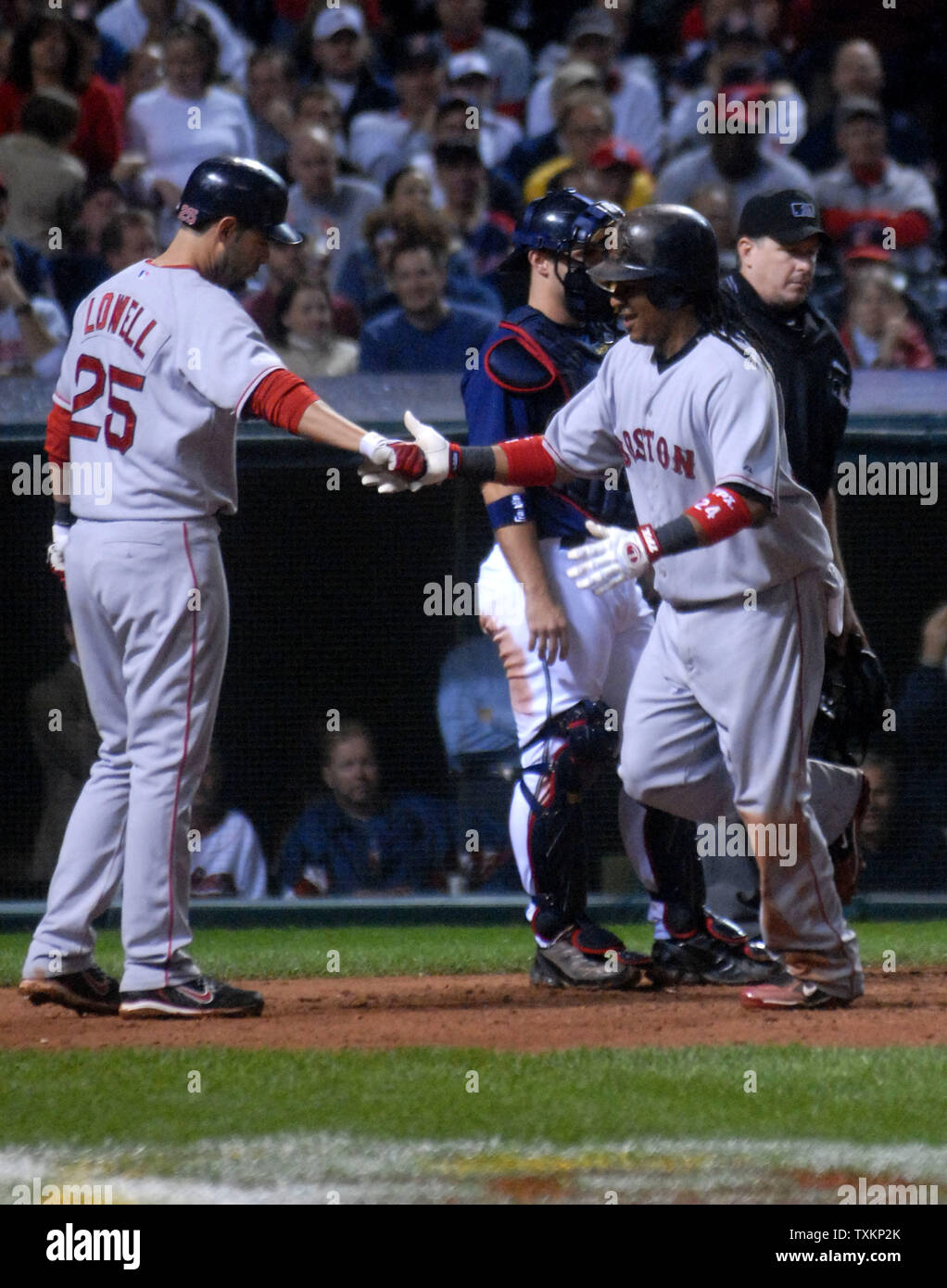 Boston Red Sox Manny Ramirez gratuliert von Mike Lowell nach dem Anschluss für ein Haus, das in der sechsten Inning von Spiel vier der American League Championship Series im Jacobs Field in Cleveland am 16. Oktober 2007. (UPI Foto/Kevin Dietsch) Stockfoto