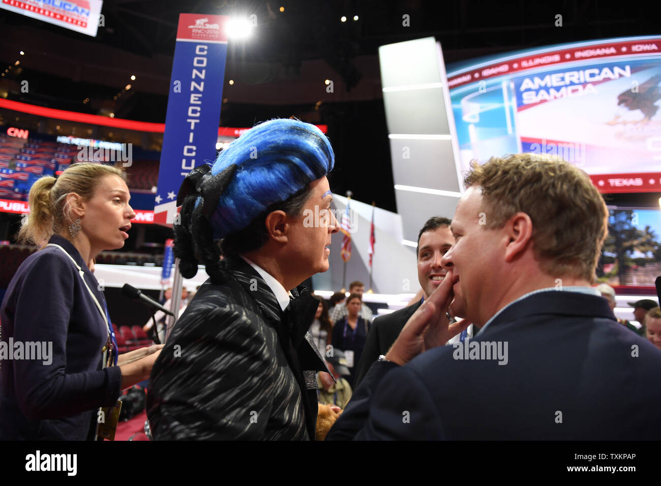 Stephen Colbert, der das Ende der Show auf CBS TV, bespricht eine Idee wie Er zeichnet einen Sketch für seine Show auf dem Boden der Republican National Convention in der Quicken Loans Arena in Cleveland, Ohio am 17. Juli 2016. Der Konvent beginnt am Montag, dem 18. Juli und läuft bis 19. Juli, und es wird erwartet, dass Donald Trump für Präsident der Vereinigten Staaten zu benennen. Foto von Pat Benic/UPI Stockfoto