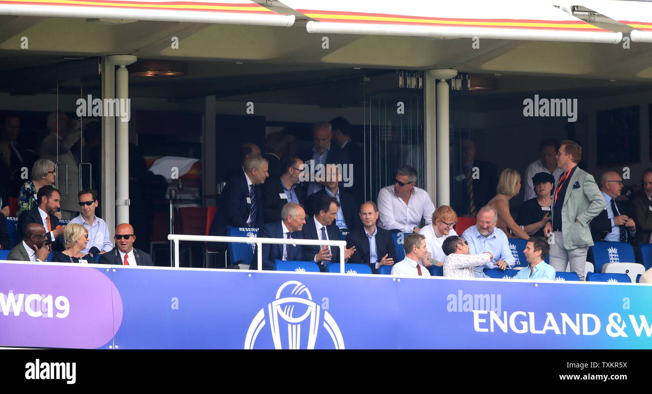 Gareth Southgate (links), Prince Edward (Mitte), Ed Sheeran, Matt Bellamy und Damian Lewis im steht während der ICC Cricket World Cup group Phase Match auf Lord's, London. Stockfoto