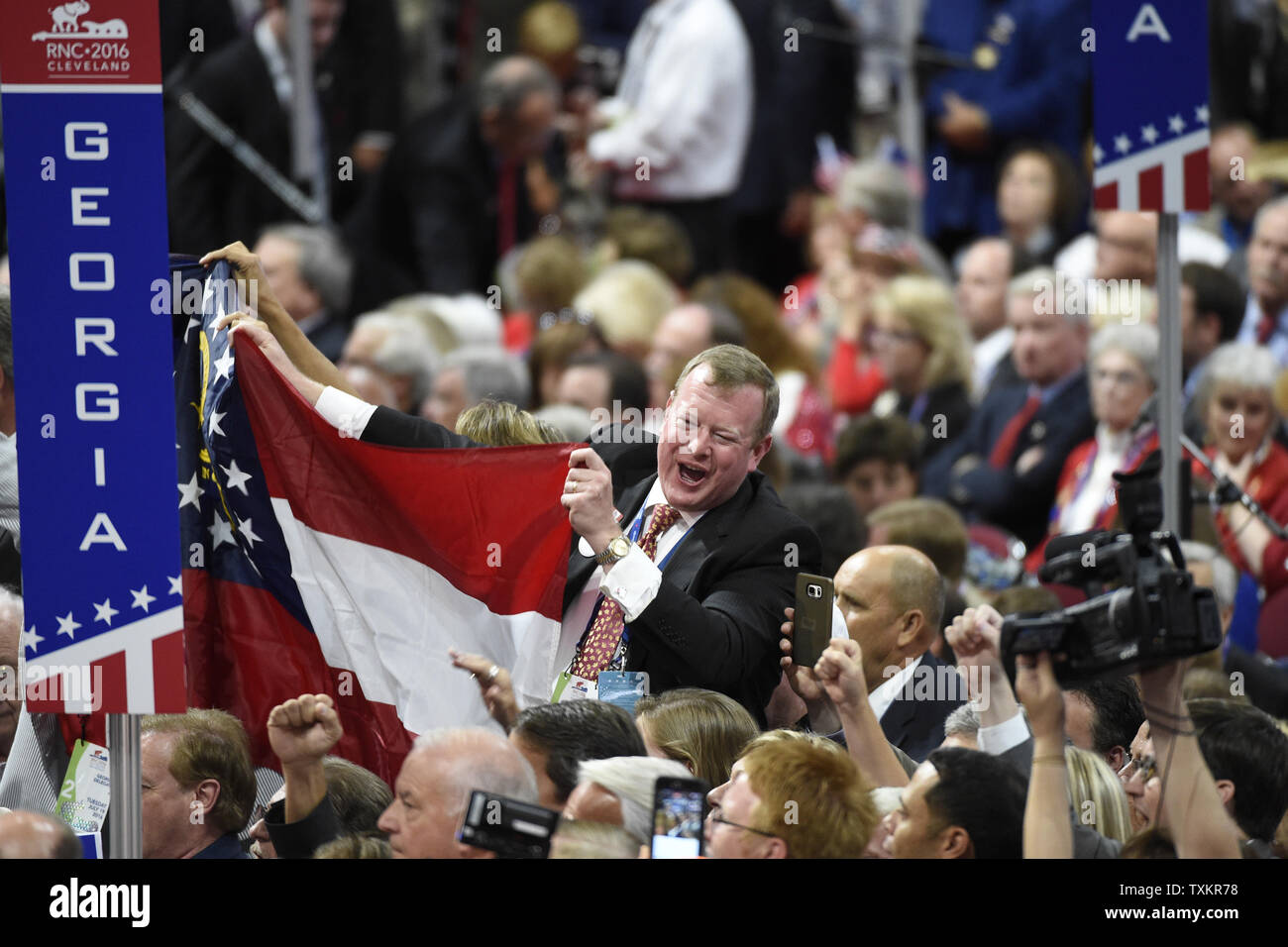 Mitglieder der Georgia Delegation ihre Stimme abgegeben für Donald Trump als Präsident an Tag zwei der Republican National Convention in Quicken Loans Arena in Cleveland, Ohio am 19. Juli 2016. Donald Trump wird formal akzeptieren Nominierung der Republikanischen Partei für das Amt des Präsidenten in der Nacht zum Donnerstag 21. Juli. Foto von Pete Marovich/UPI Stockfoto