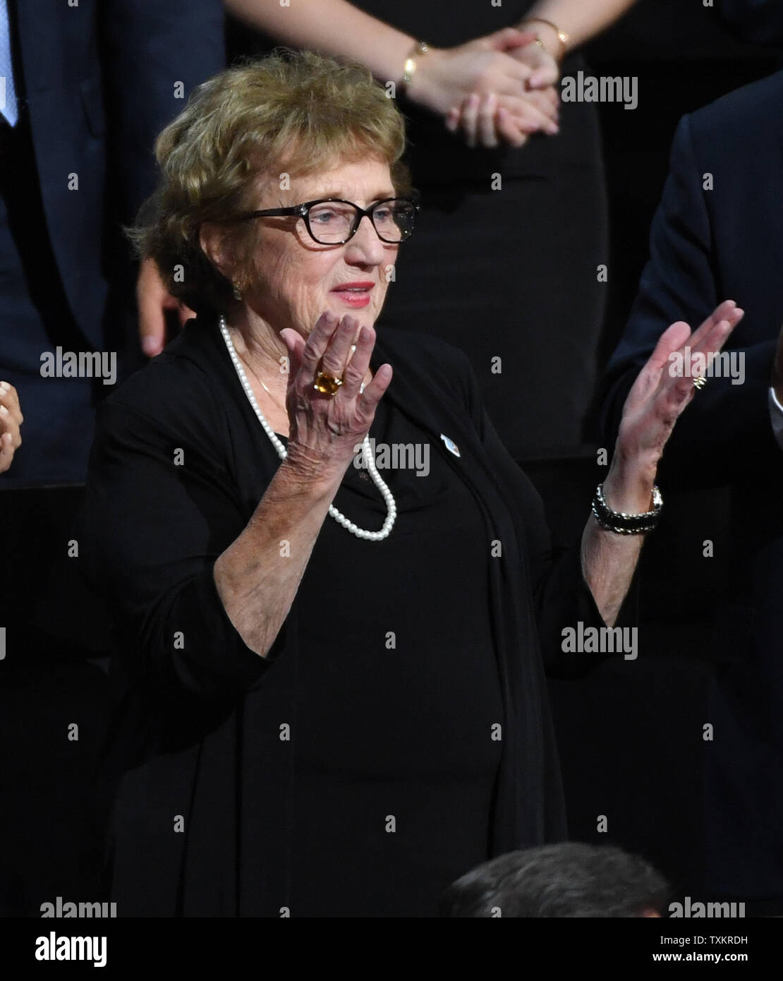 Indiana Gouverneur Mike Pence Mutter Nancy Pence, erkennt Beifall an Tag drei der Republican National Convention in Quicken Loans Arena in Cleveland, Ohio am 20. Juli 2016. Donald Trump die förmliche Nominierung der Republikanischen Partei für das Amt des Präsidenten in der Nacht zum Donnerstag 21. Juli annehmen. Foto von Pat Benic/UPI Stockfoto