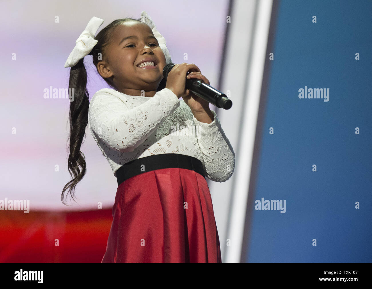 Himmlische Freude, 6, singt Amerika das schöne an der Republican National Convention in Quicken Loans Arena in Cleveland, Ohio am 21. Juli 2016. Die GOP endet Ihre Übereinkommen heute Abend mit Donald Trump und Mike Pence, die für die Republikaner gegen die Demokratische Partei Ticket. Foto von Pete Marovich/UPI Stockfoto