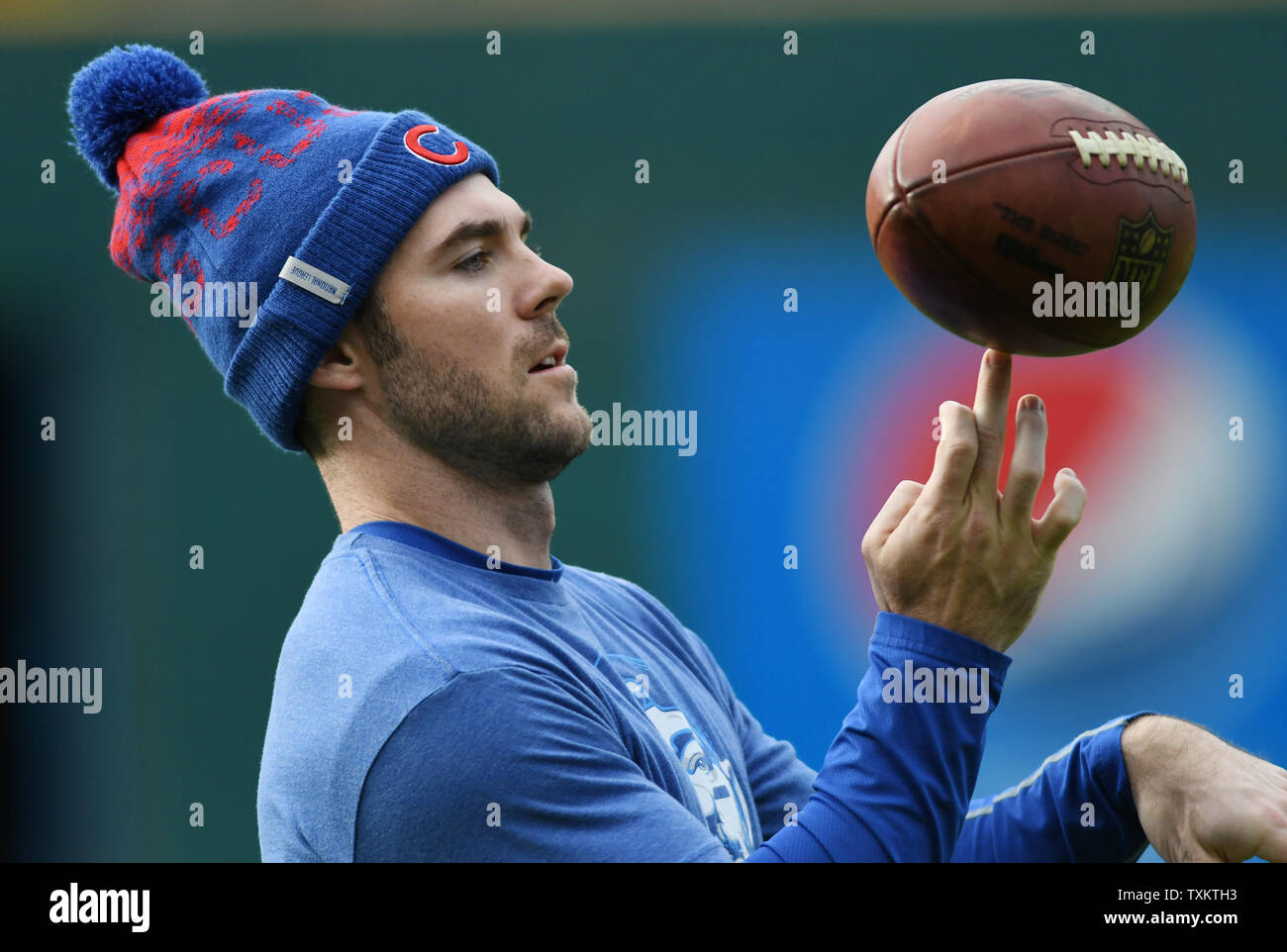 Chicago Cubs Matt Szczur Spins einen Fußball vor Spiel 1 der World Series gegen die Cleveland Indians am progressiven Feld in Cleveland, Ohio am 25. Oktober 2016. Die Indianer spielen die Jungen in den 2016 World Series. Foto von Kyle Lanzer/UPI Stockfoto