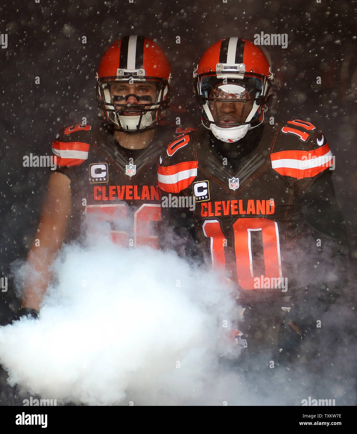 Cleveland Browns Quarterback Robert Greif III und Tank Carder warten das Feld gegen die Cincinnati Bengals an FirstEnergy Stadion in Cleveland am 11. Dezember 2016 dauern. Foto von Aaron Josefczyk/UPI Stockfoto