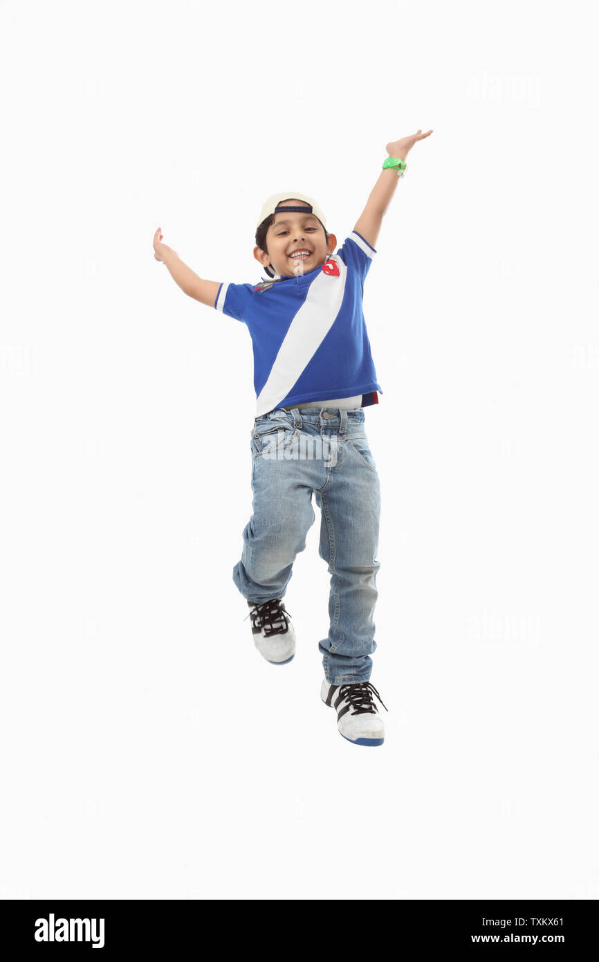 Junge mit ausgestrecktem Arm springen Stockfoto