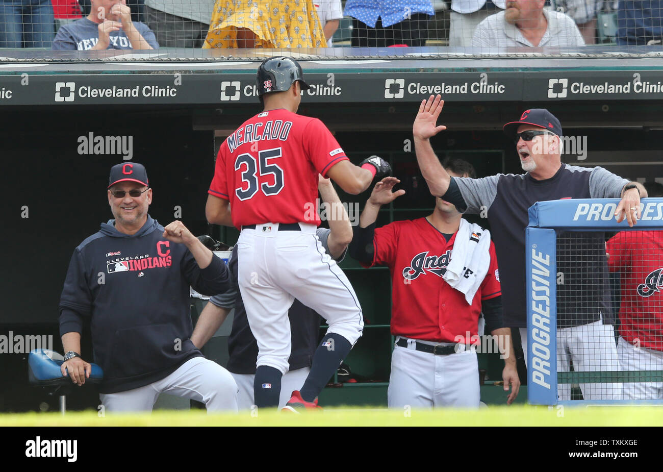 Cleveland Indians Oscar Mercado ist hoch fived durch Manager Terry Francona (L) und Carl Willis, nachdem er einen 2 run Home Run im fünften Inning gegen die New York Yankees in Cleveland, OH, 8. Juni 2019. Foto von Aaron Josefczyk/UPI Stockfoto