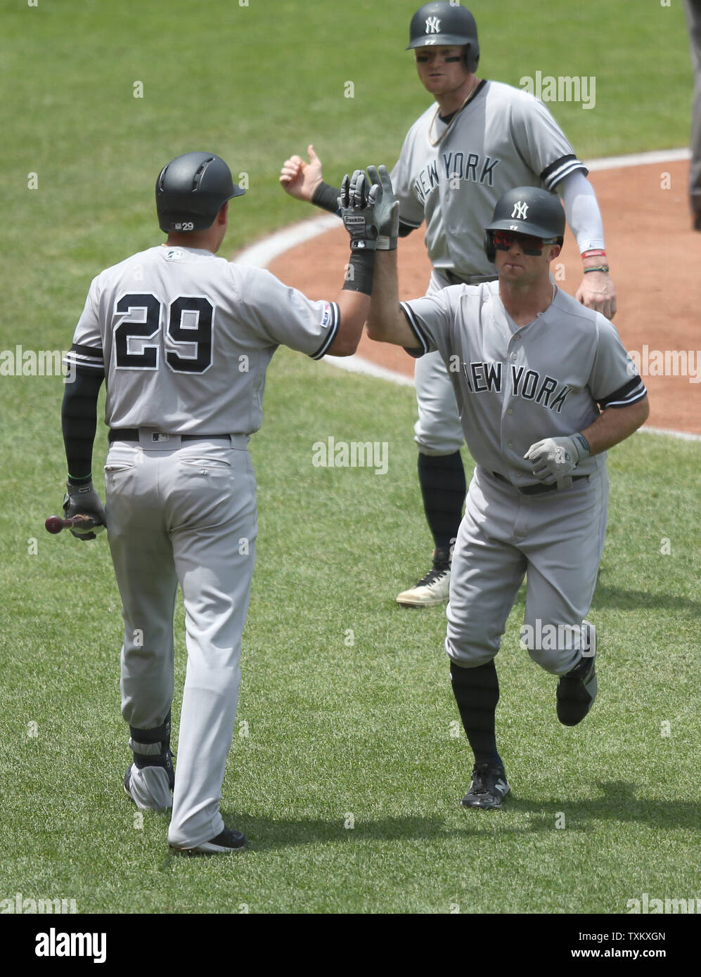 New York Yankees Brent Gardner (R) ist hoch fived von Gio Urshela (29), nachdem er einen 2 run Home Run im zweiten Inning in Cleveland, Ohio am 9. Juni 2019. Foto von Aaron Josefczyk/UPI Stockfoto