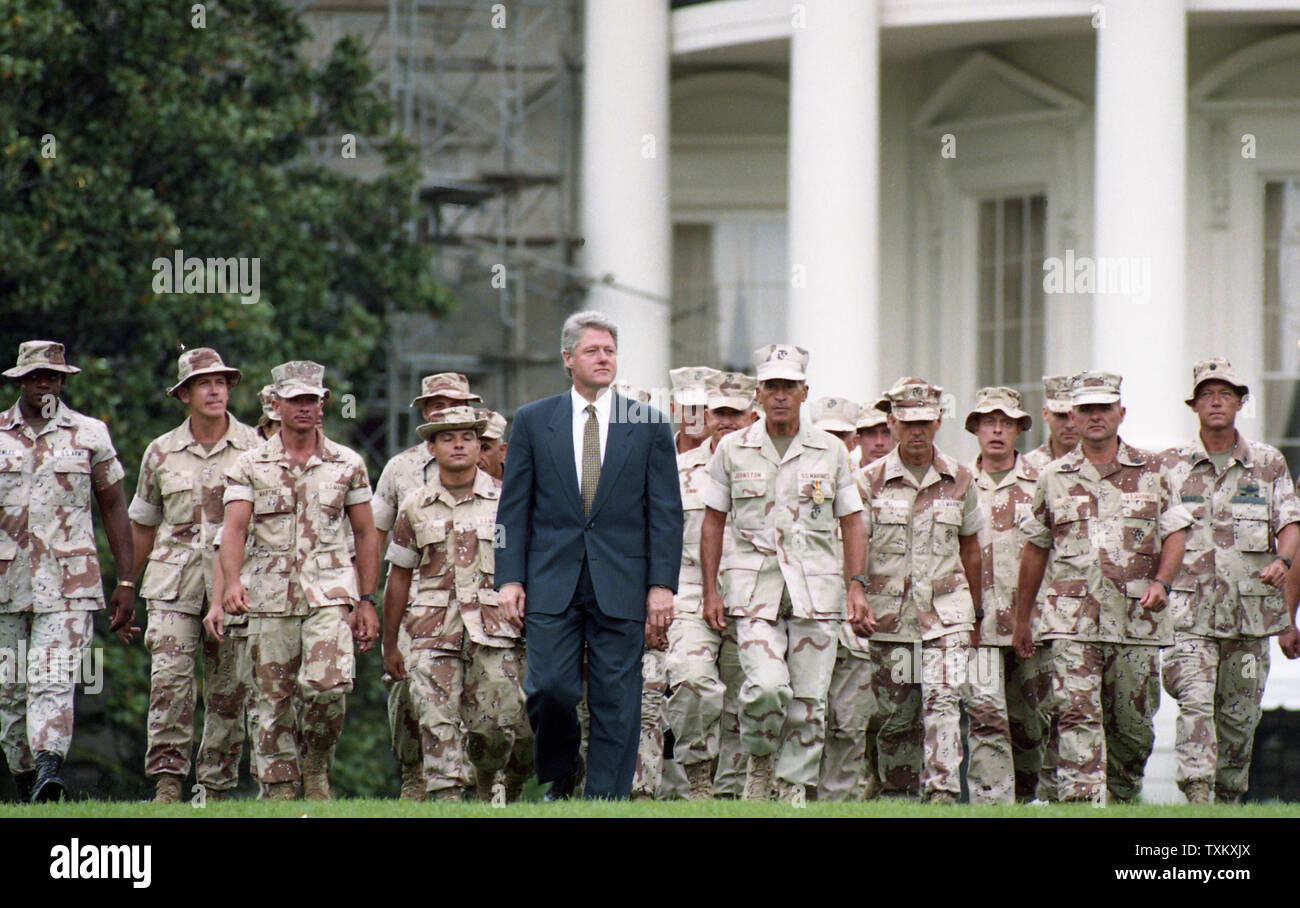 Us-Präsident Bill Clinton geht mit einer Gruppe von US-Truppen gerade zurück aus Somalia, an einer Zeremonie auf dem Südrasen des Weißen Hauses in Washington am 5. Mai 1993 zu Ehren. UPI Stockfoto