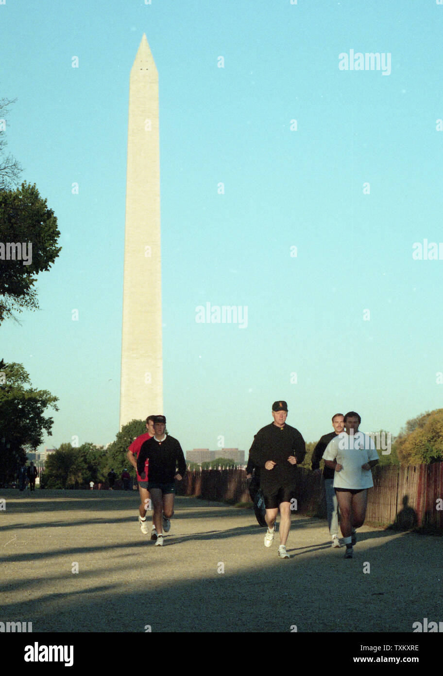 Us-Präsident Bill Clinton joggt auf der National Mall in der Nähe des Washington Monument in Washington am 11. Oktober 1994. UPI Stockfoto
