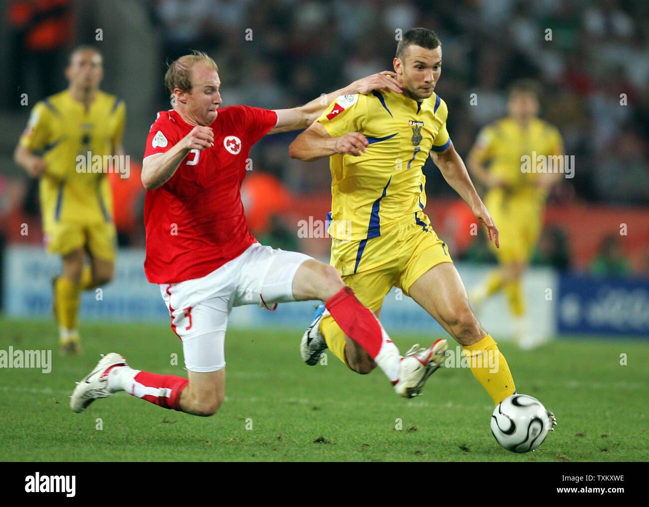 Der Schweizer Ludovic Magnin (L) und der Ukraine Andriy Shevchenko Kampf um  die Kugel während der FIFA WM 2006 Fussball in Köln, Deutschland, am 26.  Juni 2006. Ukraine beseitigt die Schweiz von
