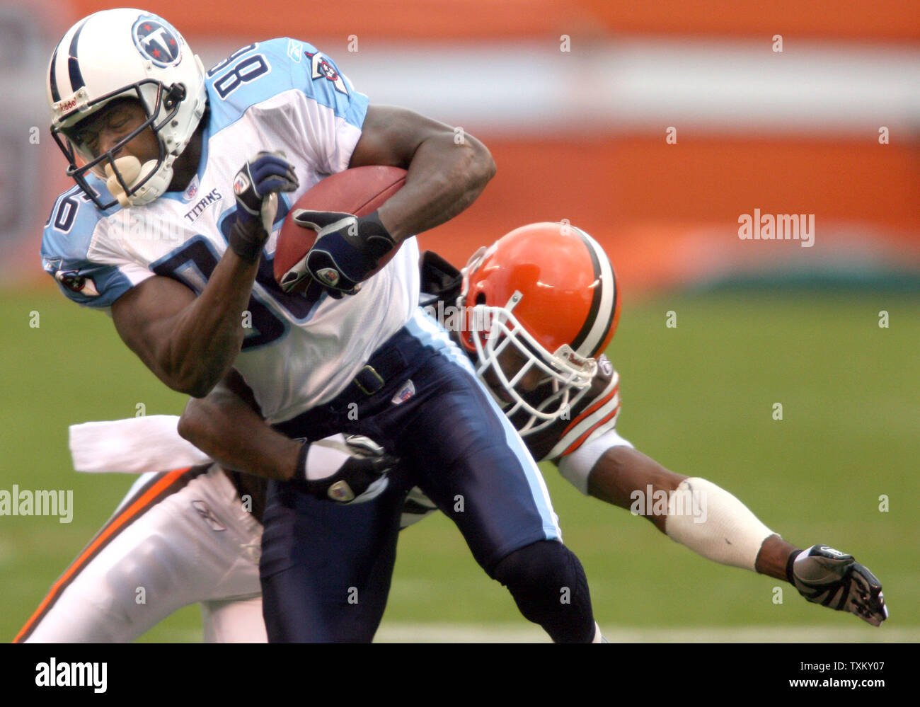 Tennessee Titans wide receiver Roydell Williams (86) entweicht ein Angriff von Cleveland Browns Defensive zurück Leigh Bodden (28) im ersten Quartal November 11, 2005, an der Cleveland Browns Stadium in Cleveland. (UPI Foto/Scott R. Galvin) Stockfoto