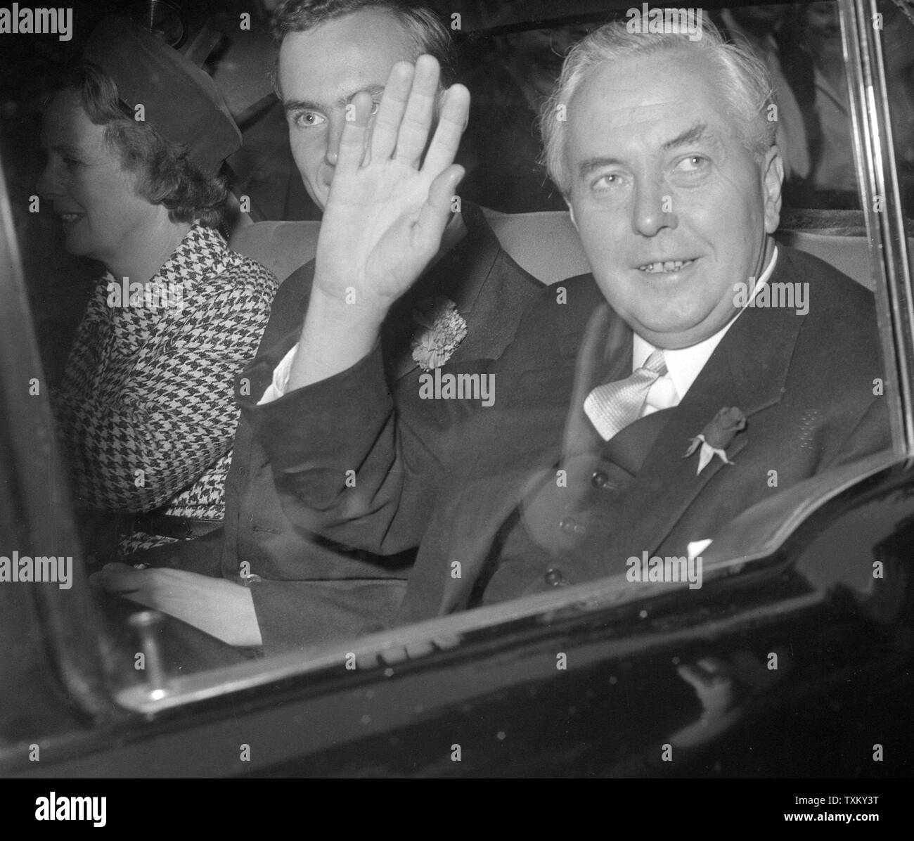 Harold Wilson, Labour Party leader, Wellen, die in die Menge, als er fährt aus Partei HQ auf der Transport House, Westminster, London, Buckingham Palace mit Königin Elizabeth II. zu treffen Stockfoto