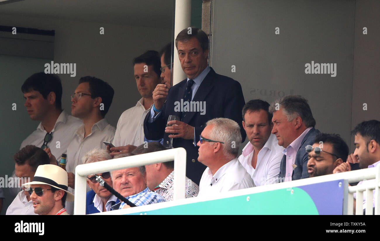 Nigel Farage im steht während der ICC Cricket World Cup group Phase Match auf Lord's, London. Stockfoto