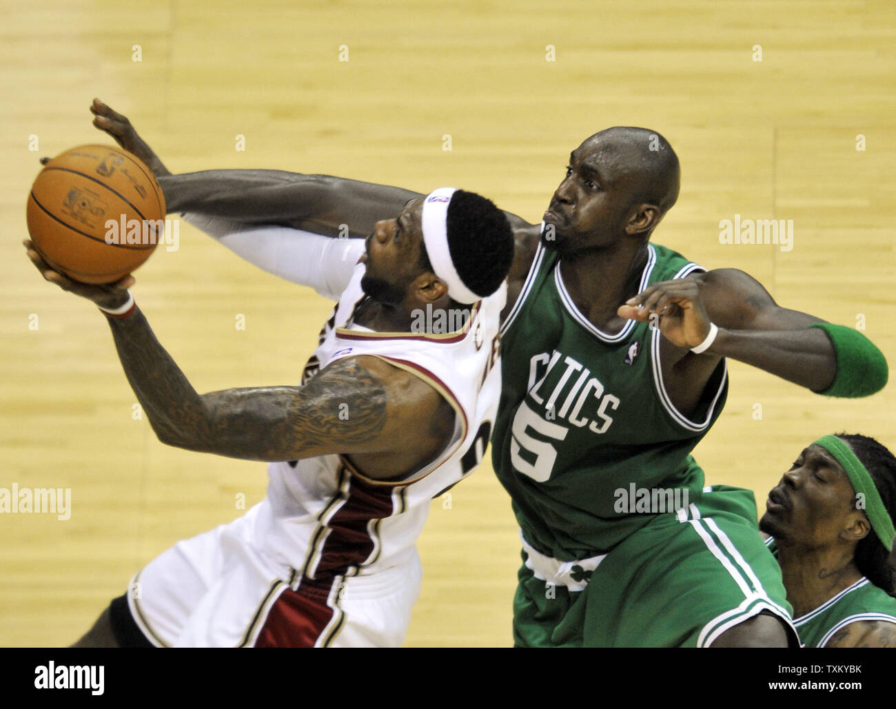 Boston Celtics Kevin Garnett, rechts, verpflichtet sein drittes Foul beim Versuch, LeBron James von den Cleveland Cavaliers im zweiten Quartal in Spiel 2 der zweiten Runde der NBA-Playoffs in Cleveland am 3. Mai 2010. UPI/David Richard Stockfoto
