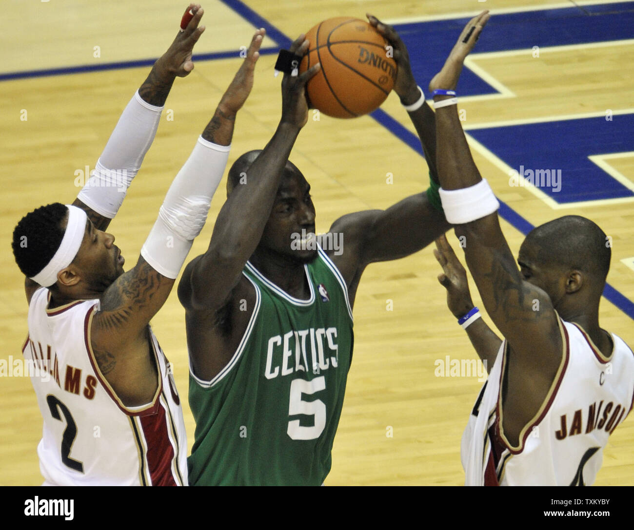 Boston Celtics Kevin Garnett, Mitte, sieht aus einem doppelten Mannschaft durch MO Williams, Links, und Antawn Jamison der Cleveland Kavaliere im dritten Quartal in Spiel 2 der zweiten Runde der NBA-Playoffs in Cleveland am 3. Mai 2010. UPI/David Richard Stockfoto