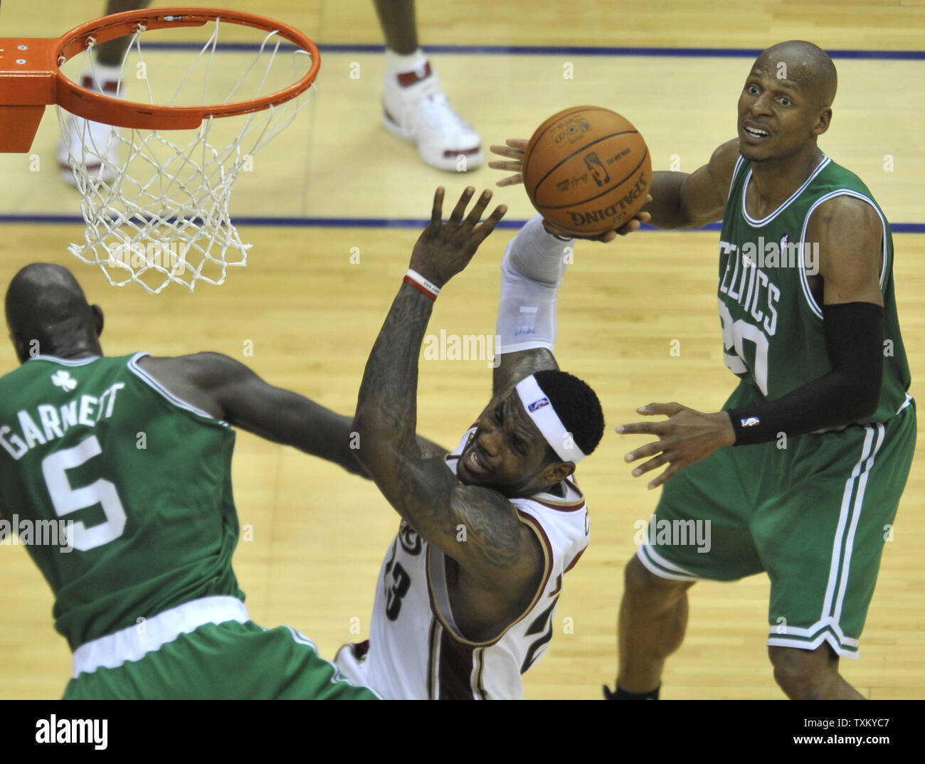 Cleveland Cavaliers LeBron James, Mitte, wird gefoult, Kevin Garnett, Links, der Boston Celtics im dritten Quartal in Spiel 2 der zweiten Runde der NBA-Playoffs in Cleveland am 3. Mai 2010. Ray Allen ist auch auf dem Spiel. UPI/David Richard Stockfoto