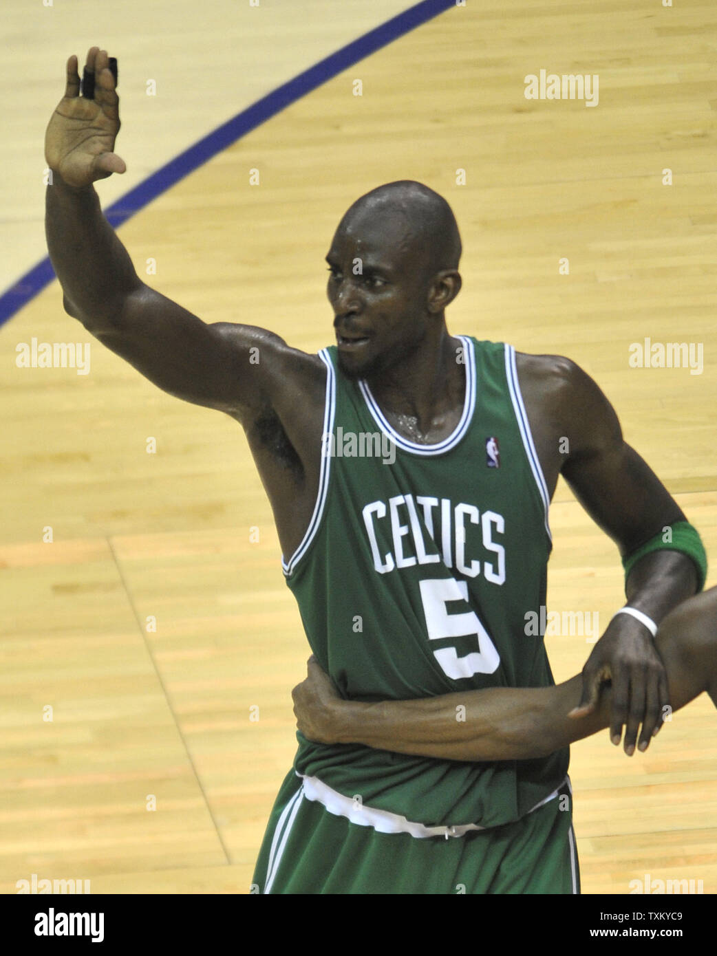 Boston Celtics Kevin Garnett feiert einen Korb im vierten Quartal gegen die Cleveland Cavaliers in Spiel 2 der zweiten Runde der NBA-Playoffs in Cleveland am 3. Mai 2010. UPI/David Richard Stockfoto