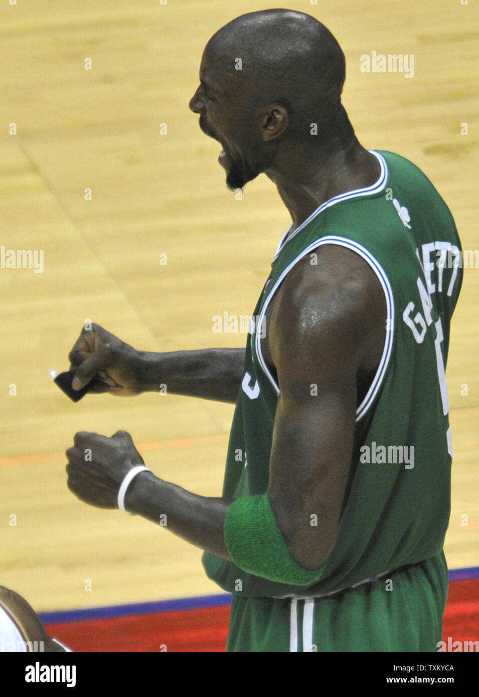 Boston Celtics Kevin Garnett feiert einen Korb im vierten Quartal gegen die Cleveland Cavaliers in Spiel 2 der zweiten Runde der NBA-Playoffs in Cleveland am 3. Mai 2010. UPI/David Richard Stockfoto