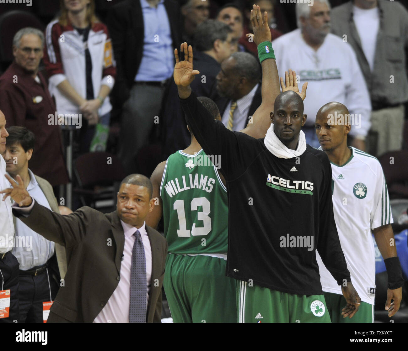 Boston Celtics Head Coach Doc Rivers, Links, Kevin Garnett, Mitte, und Ray Allen wave, die Kavaliere, die nach dem Sieg über Cleveland in Spiel 5 der zweiten Runde der NBA-Playoffs in Cleveland am 11. Mai 2010. UPI/David Richard Stockfoto