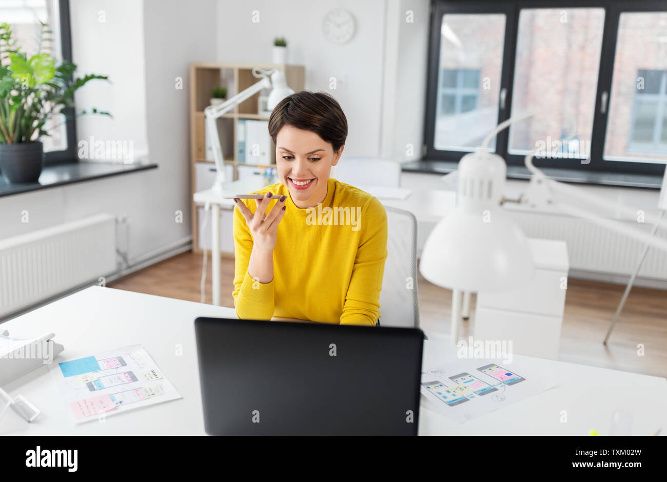 Designer Aufnahme von Smartphone im Büro Stockfoto