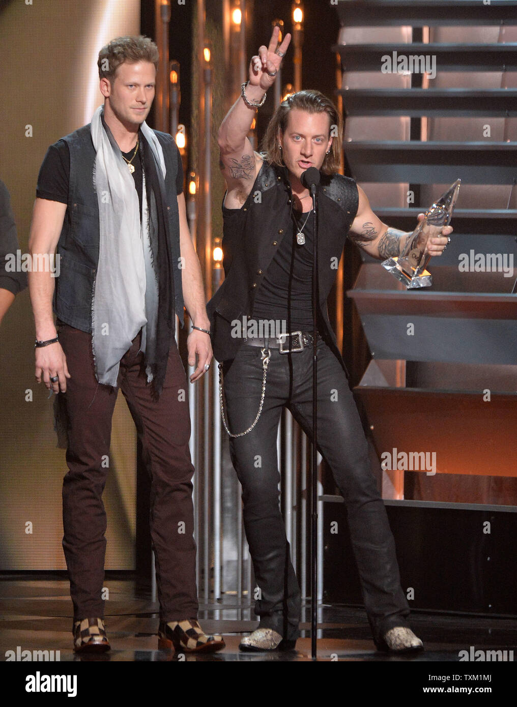 Florida Georgia Line gewinnt Duo des Jahres während der 47. jährlichen Country Music Awards bei Bridgestone Arena in Nashville am 6. November 2013. UPI/Kevin Dietsch Stockfoto