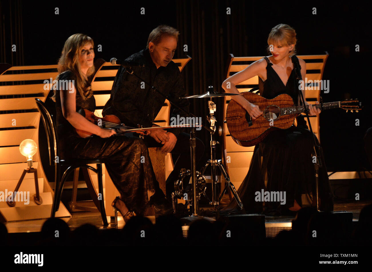 Alison Krause (L) und Taylor Swift durchführen, während die 47. jährlichen Country Music Awards bei Bridgestone Arena in Nashville am 6. November 2013. UPI/Kevin Dietsch Stockfoto