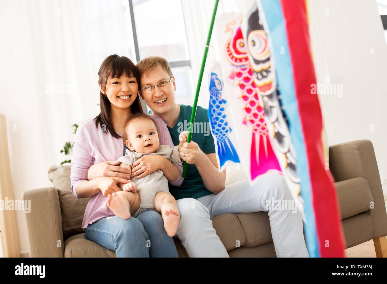 Mixed-race Familie mit koinobori carp Streamer Stockfoto