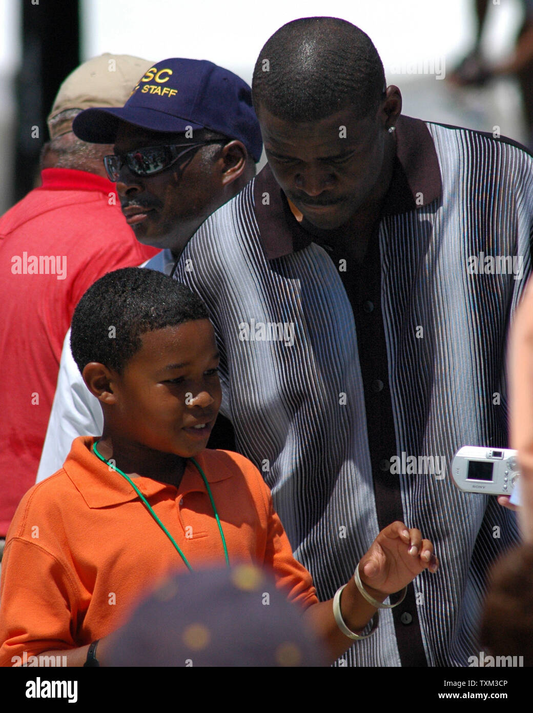 Michael Irvin, ehemaliger Dallas Cowboys wide Reciever, stellt für eine Momentaufnahme mit einem jungen Fan beim Fußball Hall of Fame Verankerung Zeremonie am 5. August in Canton, Ohio 2006. Irvin kam Troy Aikmen an seiner Verankerung zu unterstützen. (UPI Foto/Stephanie Krell) Stockfoto